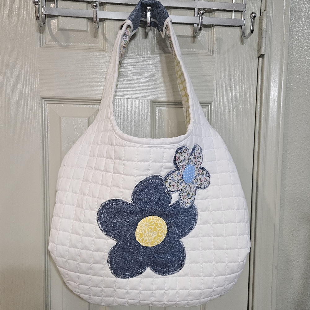 Chic Floral Quilted Shoulder Bag in White and Blue